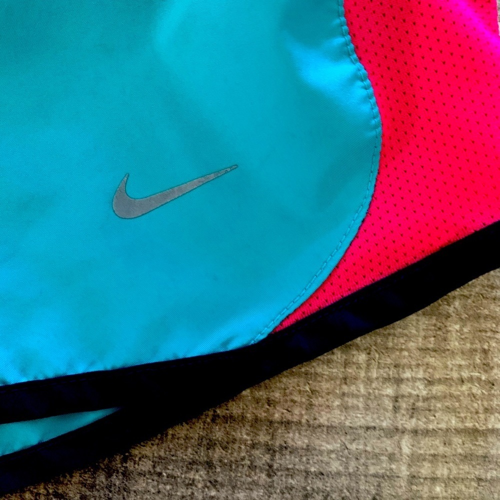 Womens Nike Shorts Size Medium - Picture 4 of 4